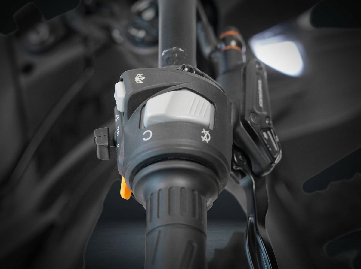 2026 THRONE SRPNT X3 Black Strike Electric Motorcycle — photo 40